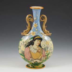 Beata Fiorita: Fiasca con anse a forma di delfino e decoro in Stile Botticelli